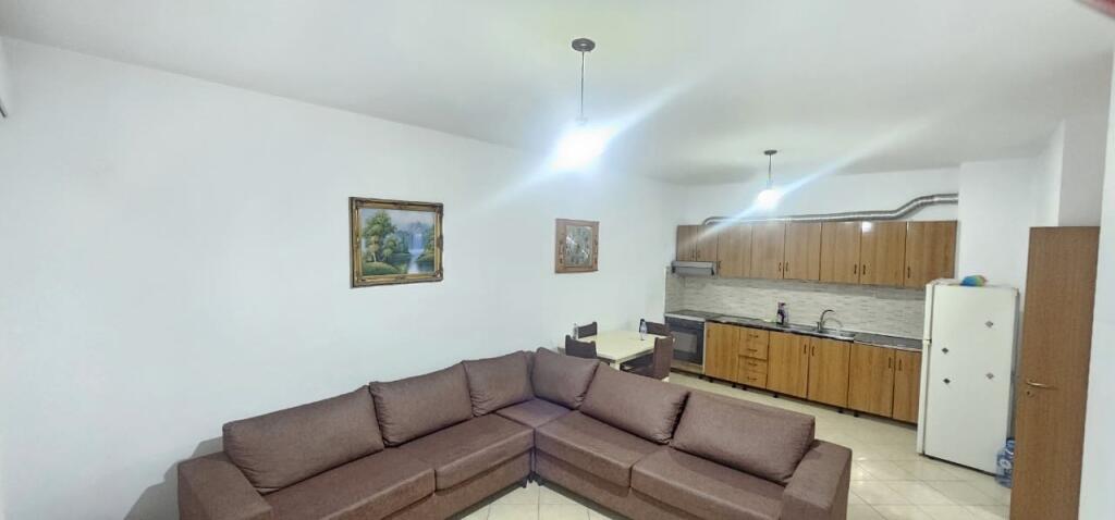 Shitet apartament 1+1 ne Yzberisht, perballe KMY