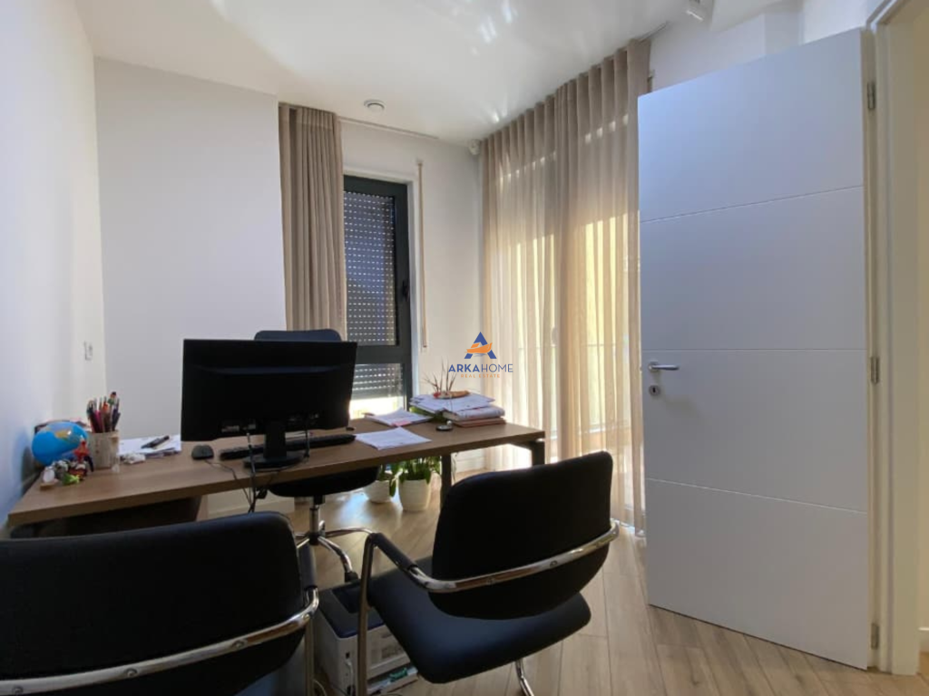 LOCALE PER UFFICI IN AFFITTO 315M2 "⁠RRUGA E BARRIKADAVE " 5000 EURO (TRATTABILE).