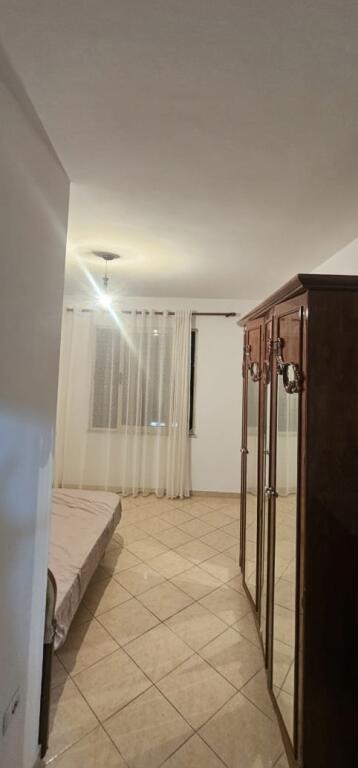 Shitet apartament 1+1 ne Yzberisht, perballe KMY