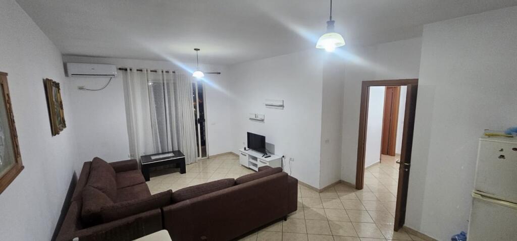 Shitet apartament 1+1 ne Yzberisht, perballe KMY