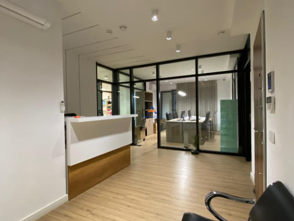 LOCALE PER UFFICI IN AFFITTO 315M2 "⁠RRUGA E BARRIKADAVE " 5000 EURO (TRATTABILE).