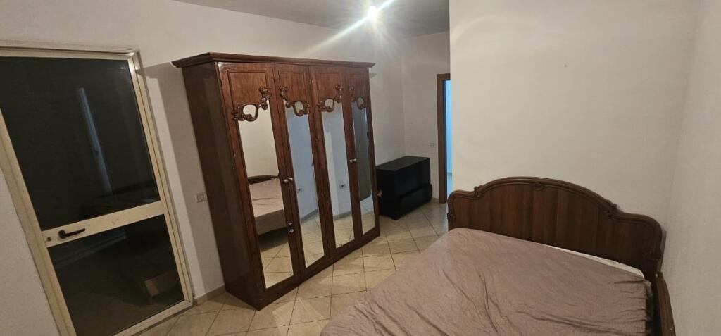 Shitet apartament 1+1 ne Yzberisht, perballe KMY