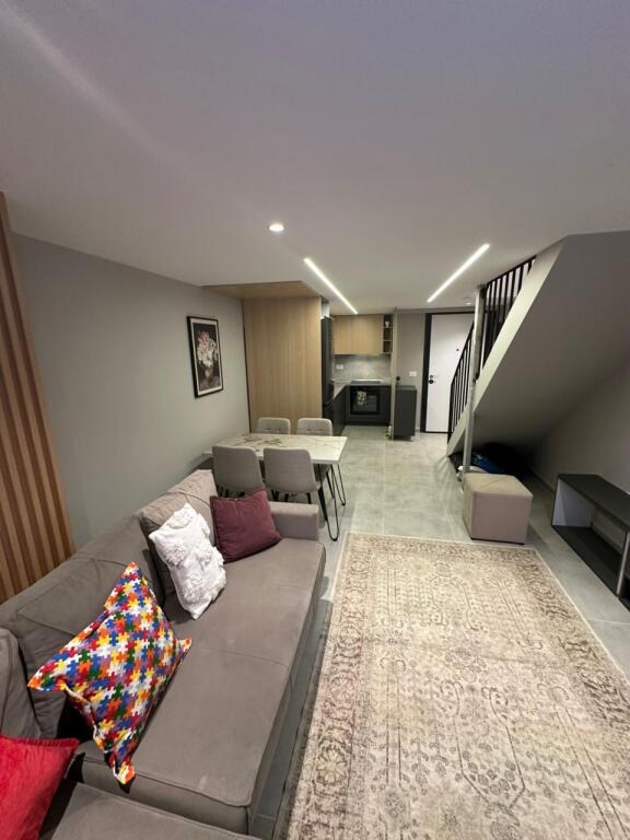 DUPLEX FOR SALE NEAR AMERICAN 3