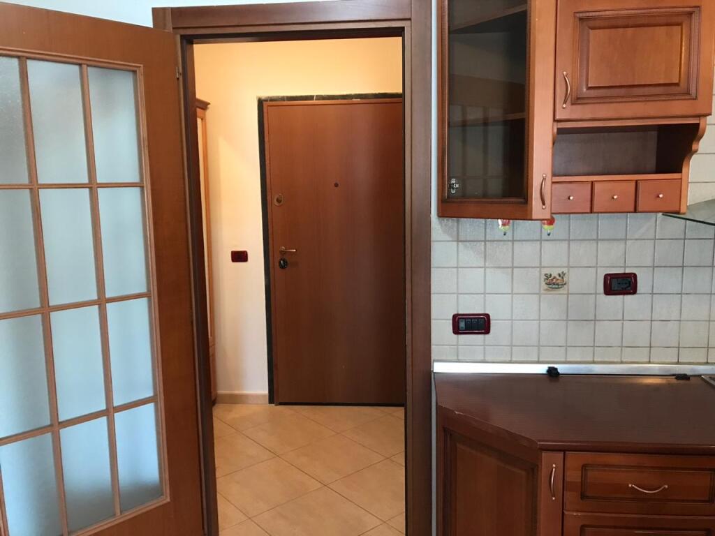 3+1, furnished, commune of Paris, 900 euro with parking spot

