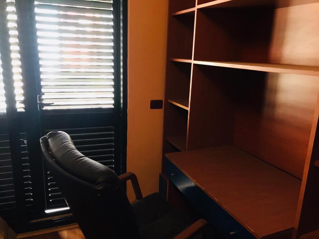 3+1, furnished, commune of Paris, 900 euro with parking spot
