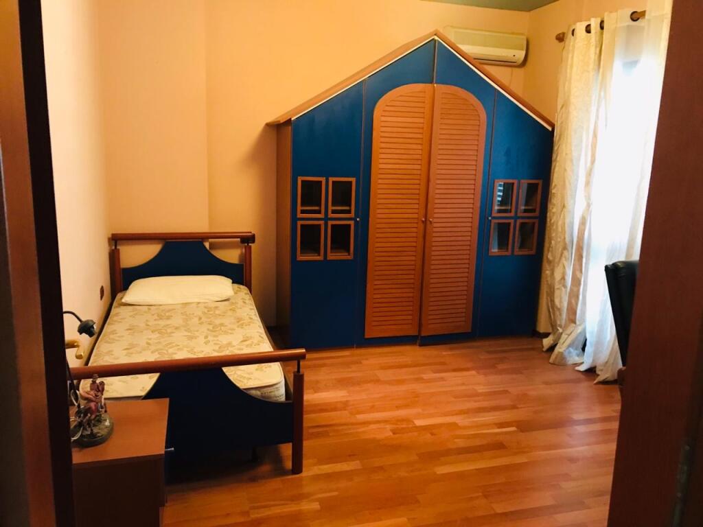 3+1, furnished, commune of Paris, 900 euro with parking spot
