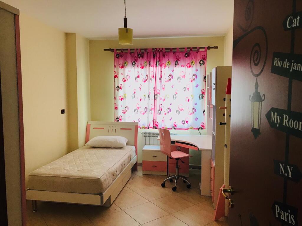 3+1, furnished, commune of Paris, 900 euro with parking spot
