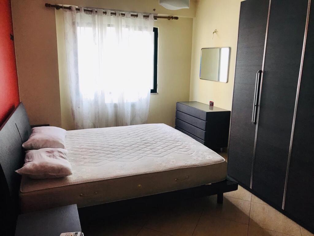 3+1, furnished, commune of Paris, 900 euro with parking spot
