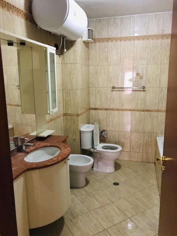 3+1, furnished, commune of Paris, 900 euro with parking spot
