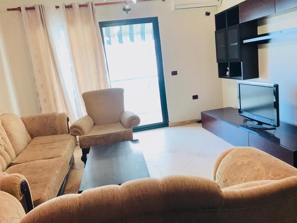 3+1, furnished, commune of Paris, 900 euro with parking spot
