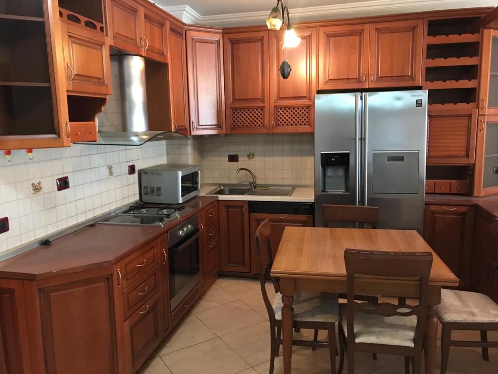 3+1, furnished, commune of Paris, 900 euro with parking spot
