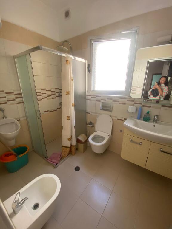 In affitto 3+1+2 vicino al nuovo mercato 2° piano villa privata