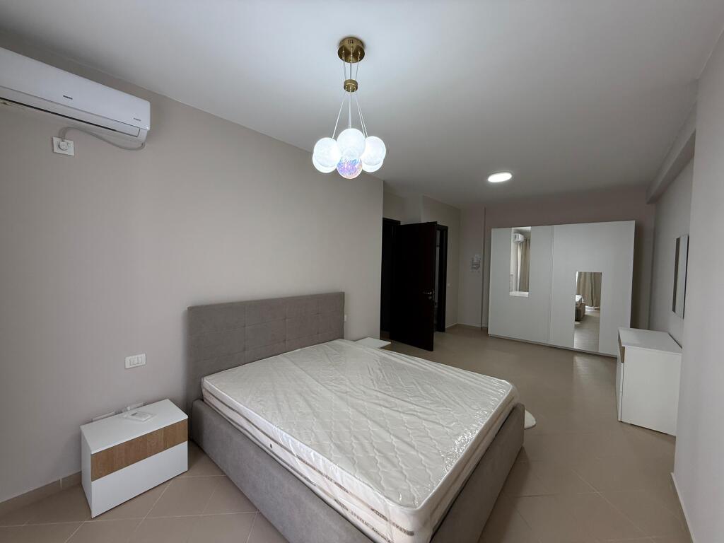 🏡 Apartament 2+1+2 me Ballkon për Qira – Kompleksi Magnet, 21 Dhjetori 📐 Tipologji: 2 dhoma gjumi + 2 tualete + ballkon 🛋️ Totalisht i sapo arreduar 🏢 Kati 3, pallat i ri me ashensor  💶 75,000 Lekë / muaj (i diskutueshëm)