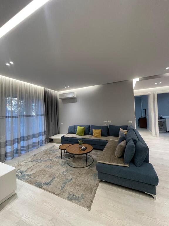 🏠Shitet Apartament 2+1+2  – Rruga Barrikadave, pranë Qendrës