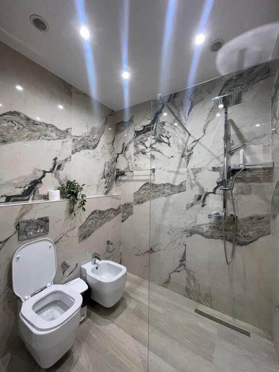 🏠Shitet Apartament 2+1+2  – Rruga Barrikadave, pranë Qendrës