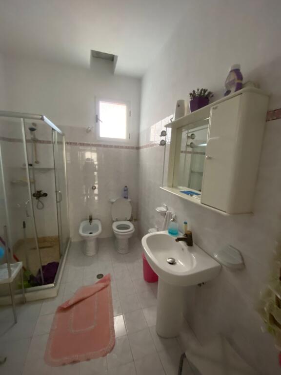 In affitto 3+1+2 vicino al nuovo mercato 2° piano villa privata
