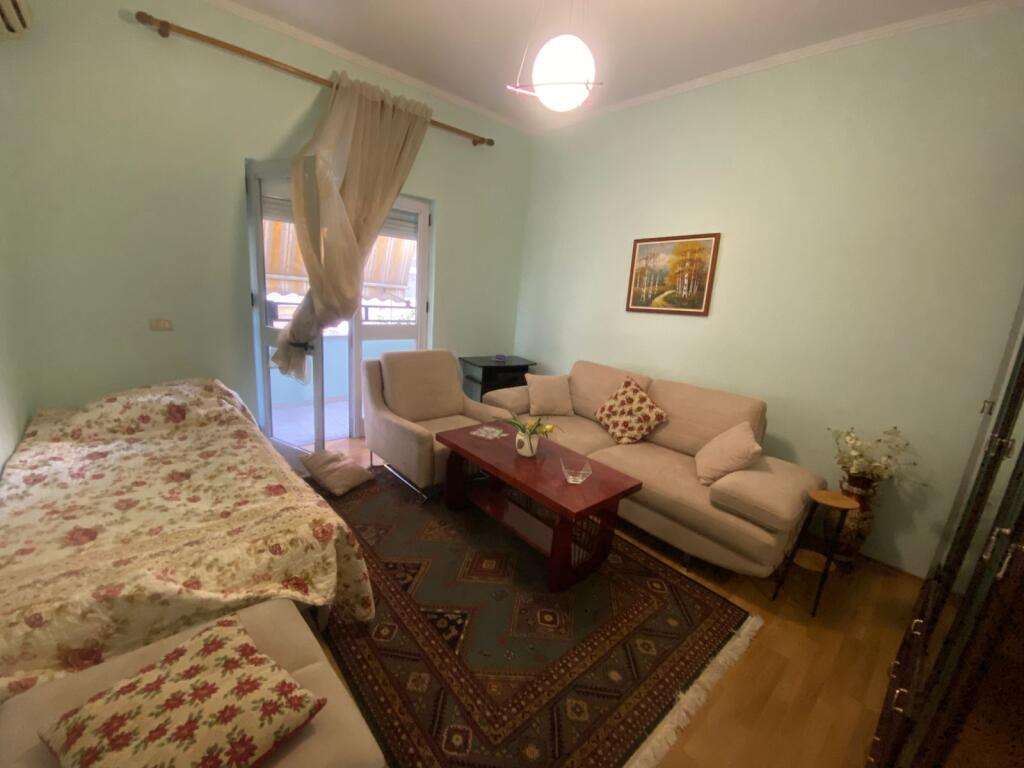 In affitto 3+1+2 vicino al nuovo mercato 2° piano villa privata