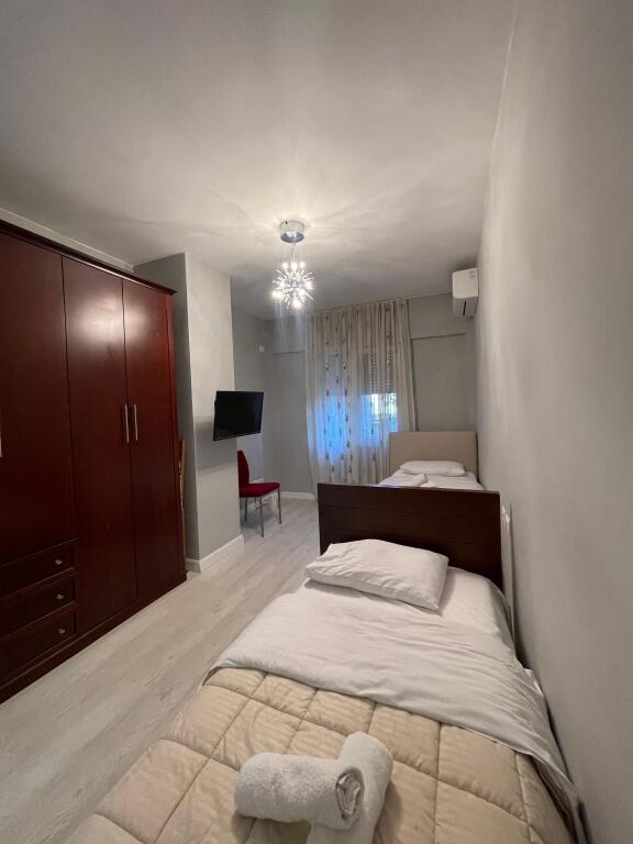 🏠Shitet Apartament 2+1+2  – Rruga Barrikadave, pranë Qendrës