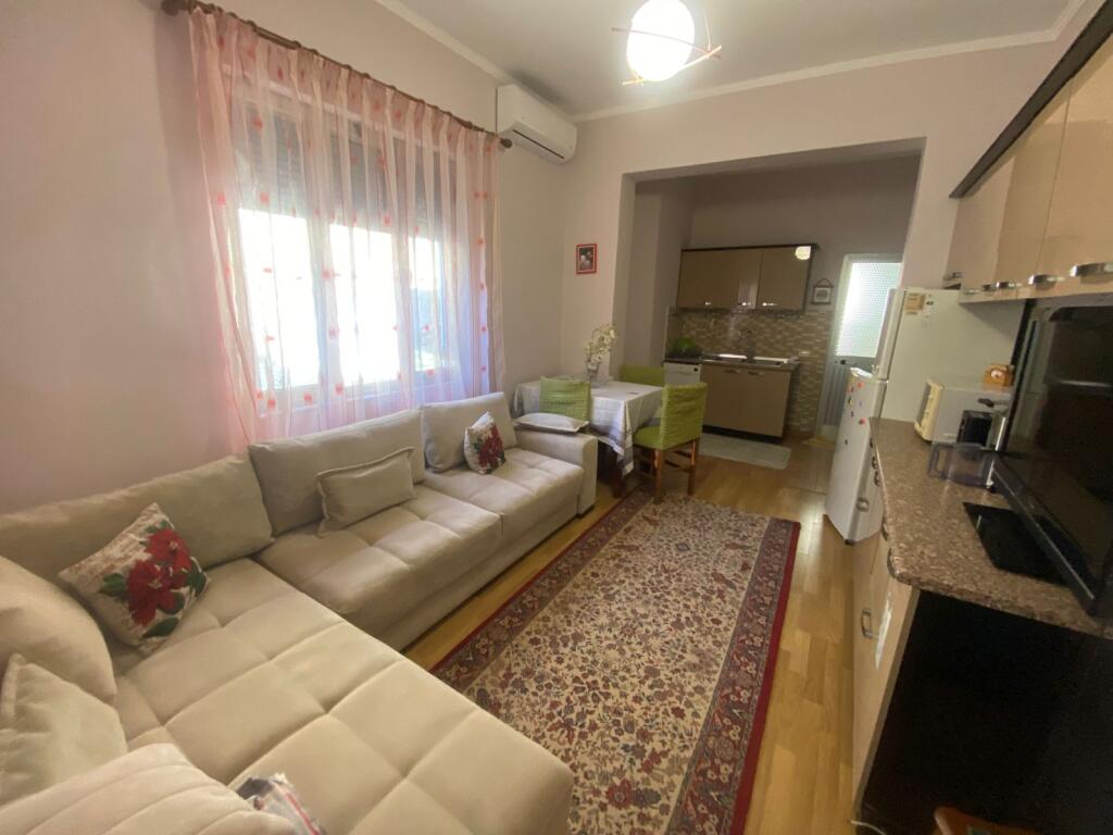 In affitto 3+1+2 vicino al nuovo mercato 2° piano villa privata