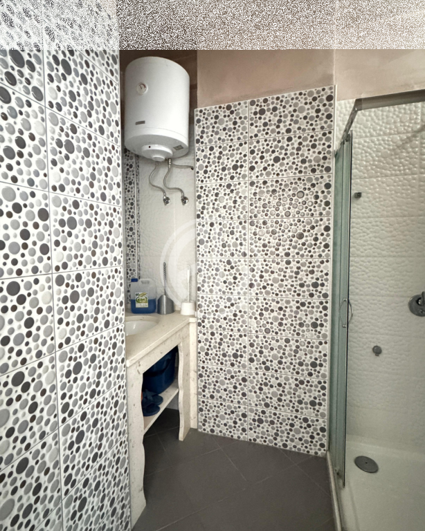 Appartamento 1+1 completamente arredato in vendita, vicino alla Stazione Ferroviaria, Durres.