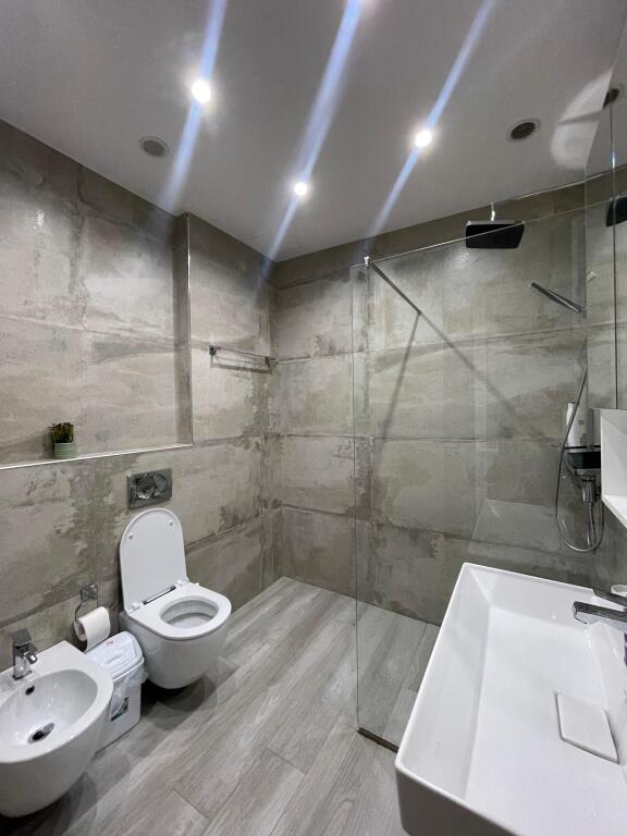 🏠Shitet Apartament 2+1+2  – Rruga Barrikadave, pranë Qendrës