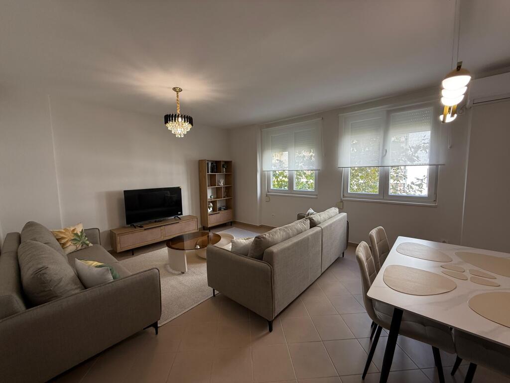 🏡 Apartament 2+1+2 me Ballkon për Qira – Kompleksi Magnet, 21 Dhjetori 📐 Tipologji: 2 dhoma gjumi + 2 tualete + ballkon 🛋️ Totalisht i sapo arreduar 🏢 Kati 3, pallat i ri me ashensor  💶 75,000 Lekë / muaj (i diskutueshëm)
