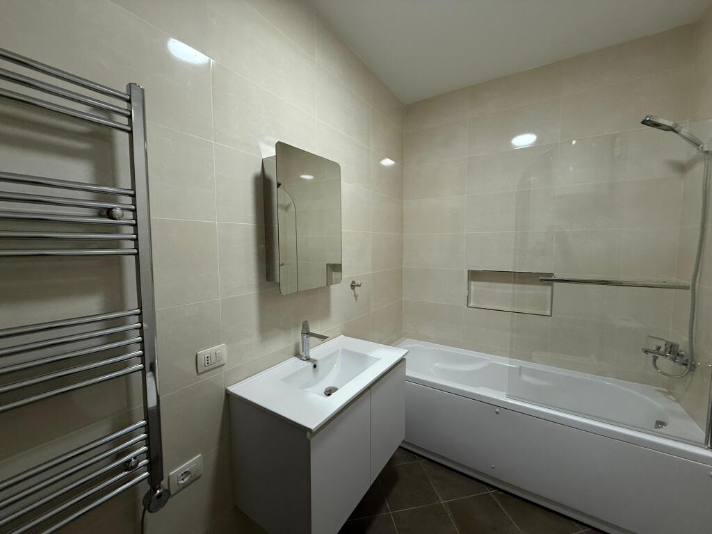🏡 Apartament 2+1+2 me Ballkon për Qira – Kompleksi Magnet, 21 Dhjetori 📐 Tipologji: 2 dhoma gjumi + 2 tualete + ballkon 🛋️ Totalisht i sapo arreduar 🏢 Kati 3, pallat i ri me ashensor  💶 75,000 Lekë / muaj (i diskutueshëm)