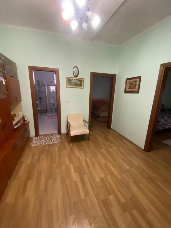 In affitto 3+1+2 vicino al nuovo mercato 2° piano villa privata