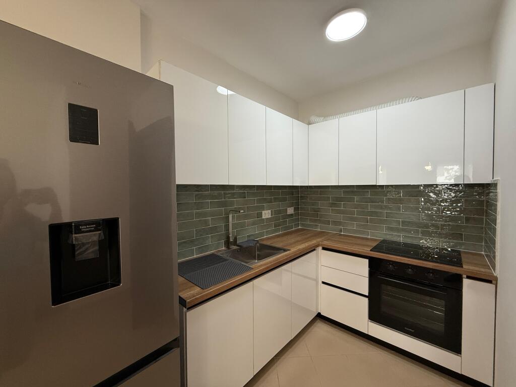 🏡 Apartament 2+1+2 me Ballkon për Qira – Kompleksi Magnet, 21 Dhjetori 📐 Tipologji: 2 dhoma gjumi + 2 tualete + ballkon 🛋️ Totalisht i sapo arreduar 🏢 Kati 3, pallat i ri me ashensor  💶 75,000 Lekë / muaj (i diskutueshëm)