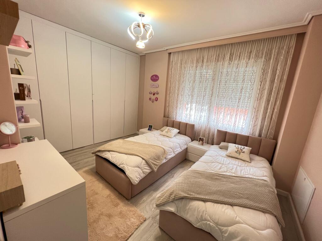 📣 QERA SUPER Apartament 2+1+2Tualete+Parking 📍 Prane Green City Residence , Astir ✨   🏢 Ndertim i Ri  🪜 Kati 5 (Me Ashensor)  🛋️ Arreduar Ne Menyre Bashkekohore Me Arkitekt   💶 Cmimi 800 Euro
