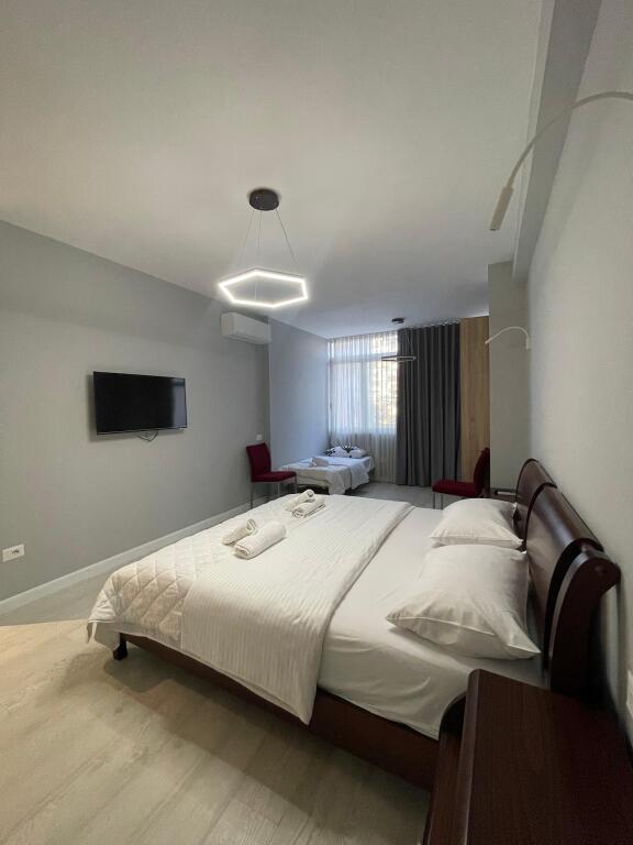 🏠Shitet Apartament 2+1+2  – Rruga Barrikadave, pranë Qendrës