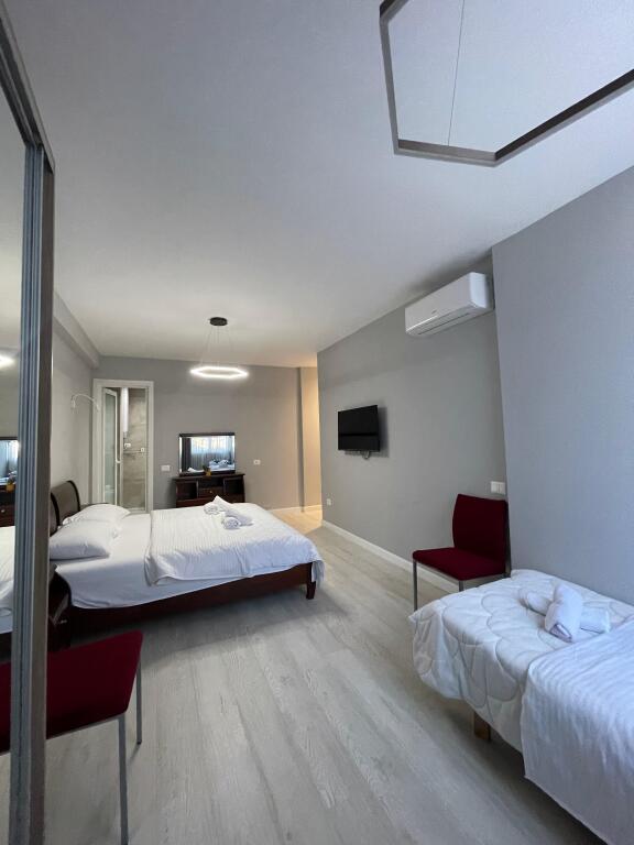 🏠Shitet Apartament 2+1+2  – Rruga Barrikadave, pranë Qendrës