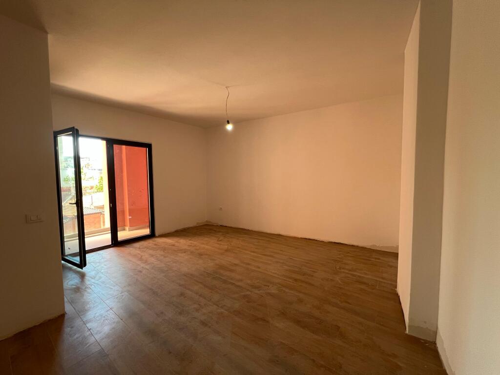 🏠 Shitet Apartament 1+1 – Rruga e Kavajës, vetëm 2 min nga Qendra