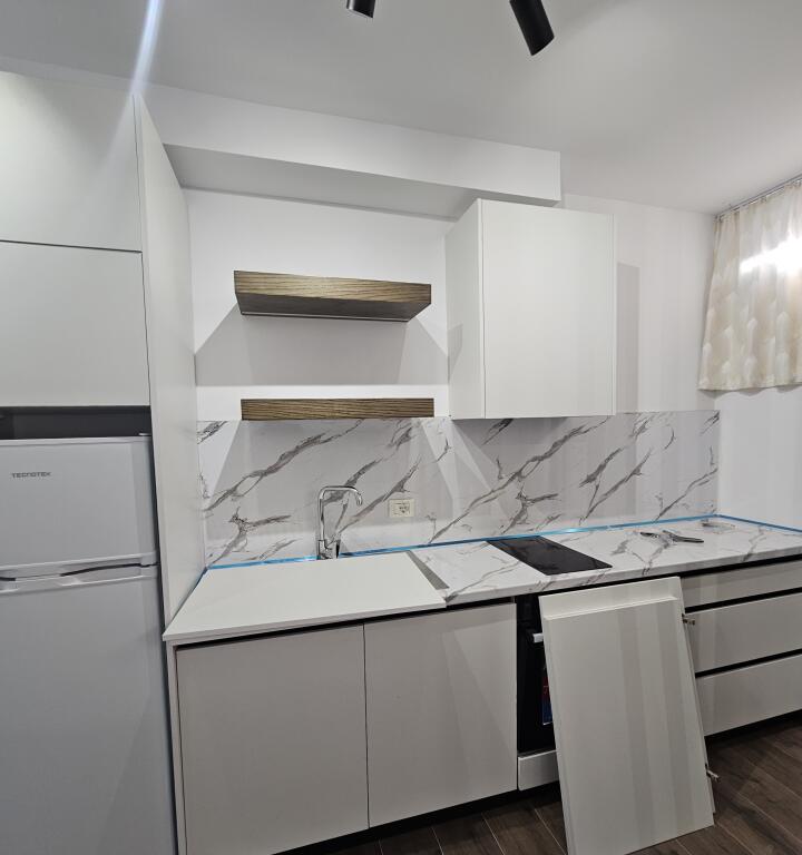 Hera e parë qe jepet me Qera: Garzoniere  sapo investuar * *(📍Porcelan - pranë Tv Klanit dhe Fakultetit EUROPIAN )* - Kt.1 - *300 €/Muaj* - Sp.30 m²