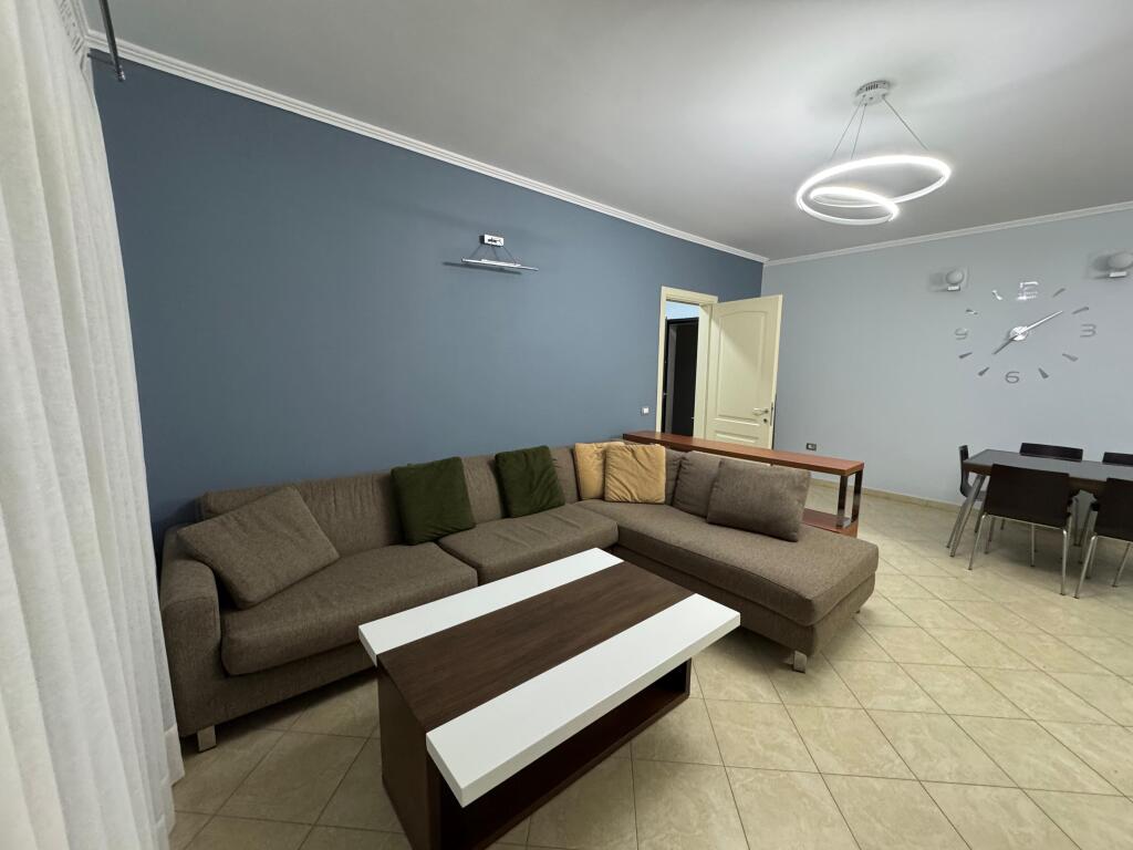 🏠 Jepet me qira apartament 2+1 në një nga zonat më të kërkuara të Tiranës, përballë Harry Fultz.💶 Çmimi: 60,000 Lekë/muaj
