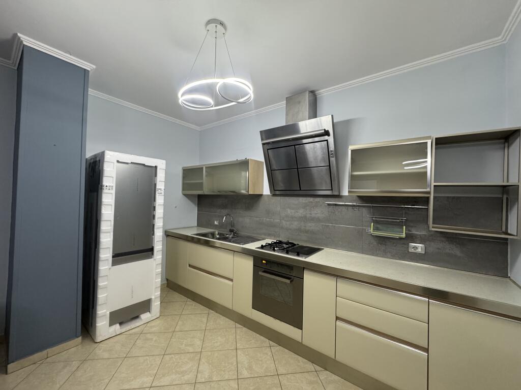 🏠 Affittasi appartamento 2+1 in una delle zone più richieste di Tirana, di fronte a Harry Fultz. 📍 Si trova al 5° piano di un palazzo moderno con ascensore. 🛋️ L'appartamento è completamente arredato, pronto per essere abitato.  💶 Prezzo: 60.000 Lek/mese