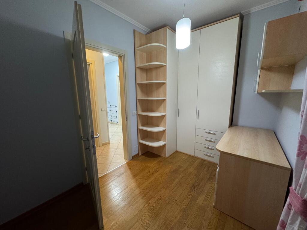 🏠 Jepet me qira apartament 2+1 në një nga zonat më të kërkuara të Tiranës, përballë Harry Fultz.💶 Çmimi: 60,000 Lekë/muaj