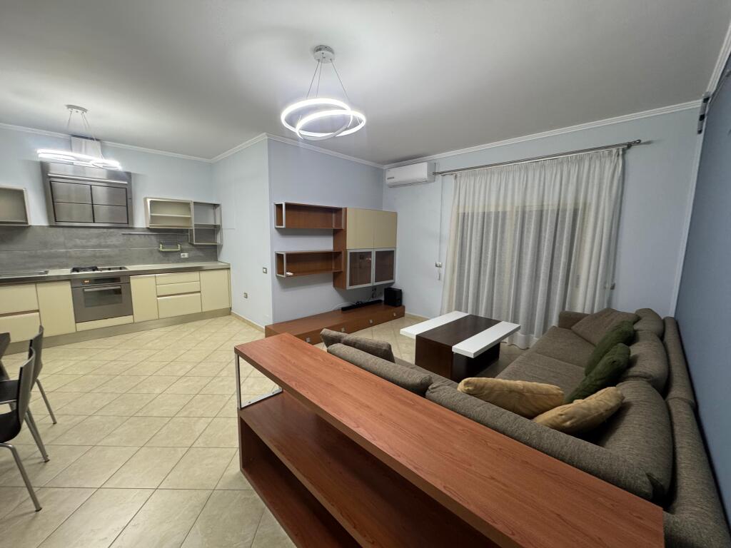 🏠 Jepet me qira apartament 2+1 në një nga zonat më të kërkuara të Tiranës, përballë Harry Fultz.💶 Çmimi: 60,000 Lekë/muaj