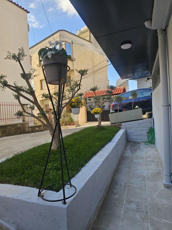 Hera e parë qe jepet me Qera: Garzoniere  sapo investuar * *(📍Porcelan - pranë Tv Klanit dhe Fakultetit EUROPIAN )* - Kt.1 - *300 €/Muaj* - Sp.30 m²
