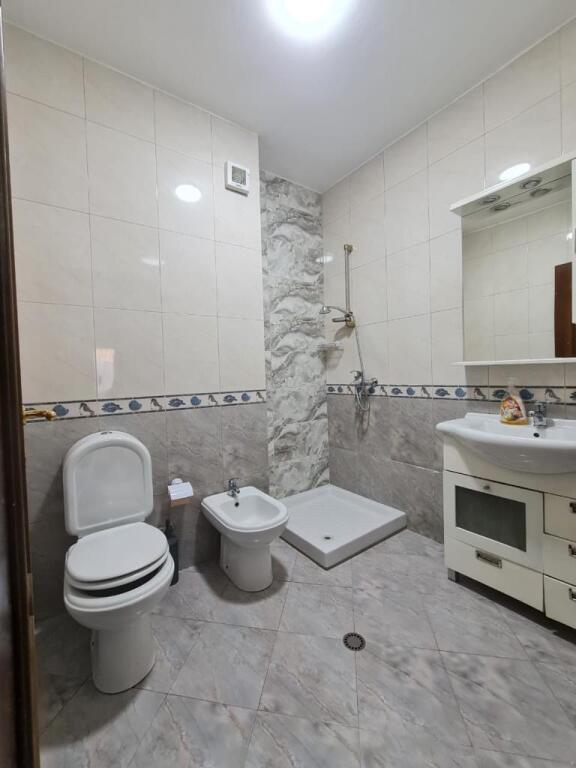 Apartament 3+1+2 WC+ 1 Lavanteri (📍Bulevardi Zogu i Parë, pranë Intesa San Paolo)