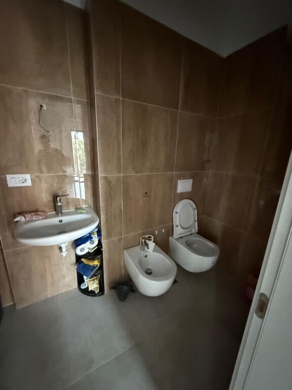 ZYRE ME QERA 2+1 RRUGA E KAVAJES 1100 EURO
