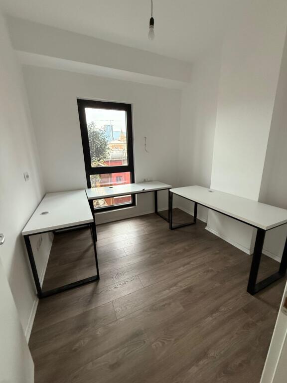 ZYRE ME QERA 2+1 RRUGA E KAVAJES 1100 EURO
