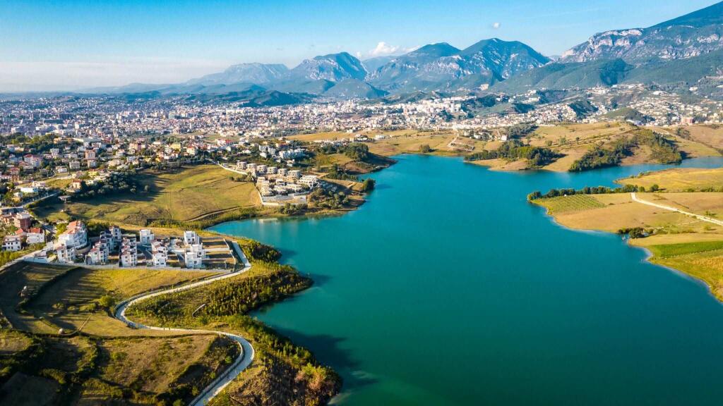 Affittasi villa su 3 piani al Lago di Farka (ID 4251425)
