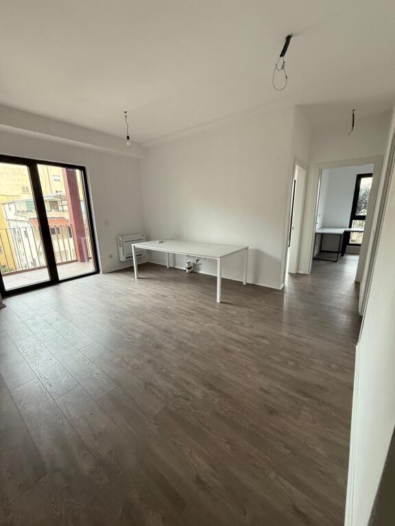 ZYRE ME QERA 2+1 RRUGA E KAVAJES 1100 EURO
