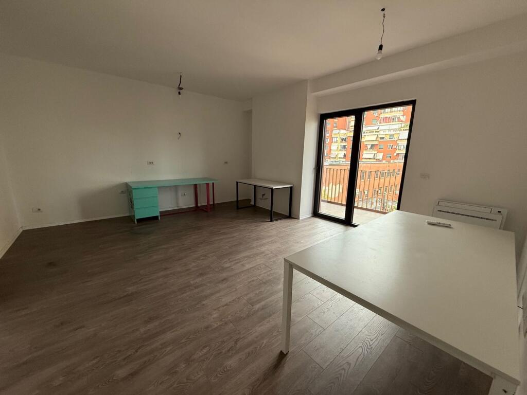 ZYRE ME QERA 2+1 RRUGA E KAVAJES 1100 EURO
