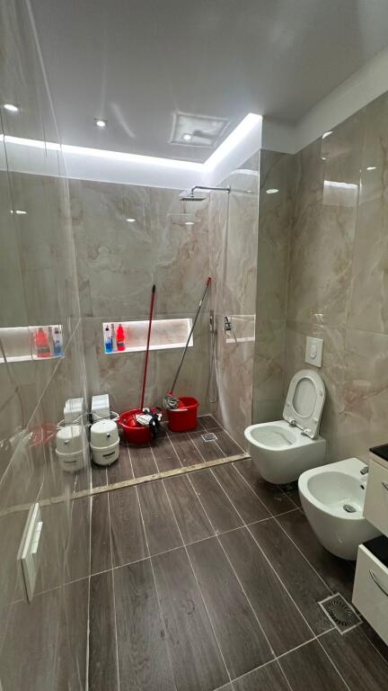 Jepet 2+1,ne xhamllik,per here te pare,cmimi 700 euro