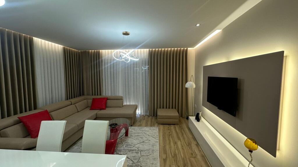 Jepet 2+1,ne xhamllik,per here te pare,cmimi 700 euro