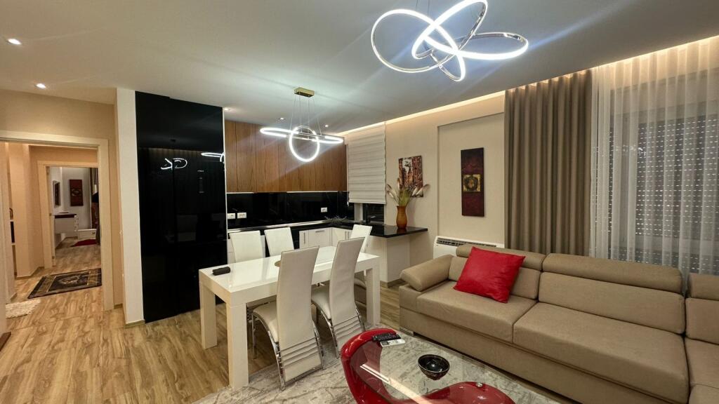 Jepet 2+1,ne xhamllik,per here te pare,cmimi 700 euro