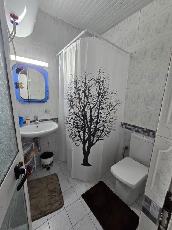 Apartament 3+1 me qira Shtepi Private Xhamllik 50.000 leke