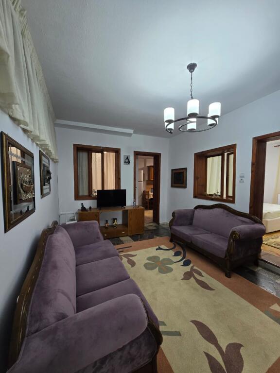 Apartament 3+1 me qira Shtepi Private Xhamllik 50.000 leke